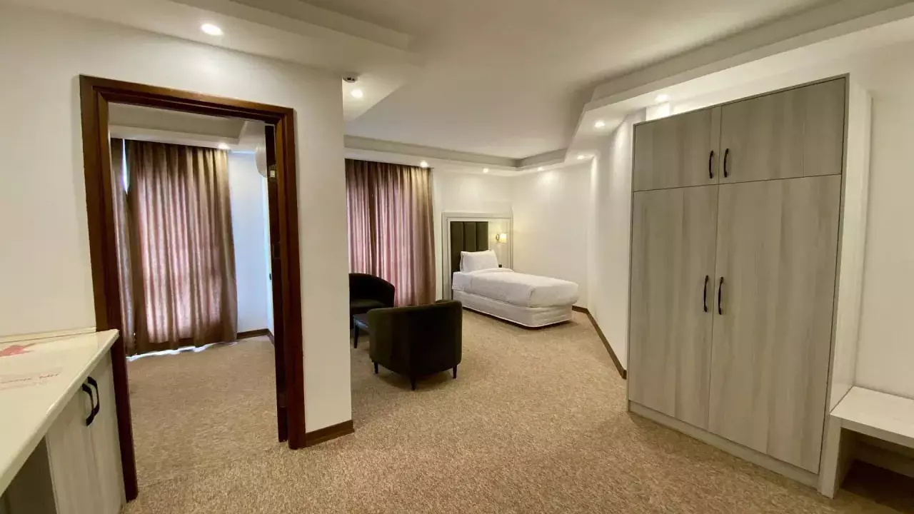 Alibaba https://cdn.alibaba.ir/ostorage/hotel-accommodation-images/6975bcfb46ae9d8e6fb49bbe_سوئیت جونیوره ۳ نفره (2).webp